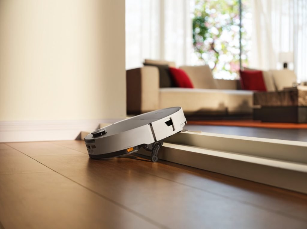 A robot that vacuums and mops your floors while you’re out Saros 20 sonic